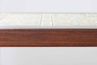 ロイヤルコペンハーゲン「TENERA」シリーズのタイルが天板に敷き詰められたお洒落なセンターテーブルです。脚部はハスレブ社独自のデザインで非常にシンプルなフォルムに仕上がっています。タイルの上には、暖かいカップなどを直接置ける機能的な所も嬉しいですね。使いやすい小ぶりなサイズです。希少なマホガニー材が使用されています。