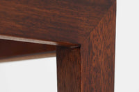 ロイヤルコペンハーゲン「TENERA」シリーズのタイルが天板に敷き詰められたお洒落なセンターテーブルです。脚部はハスレブ社独自のデザインで非常にシンプルなフォルムに仕上がっています。タイルの上には、暖かいカップなどを直接置ける機能的な所も嬉しいですね。使いやすい小ぶりなサイズです。希少なマホガニー材が使用されています。