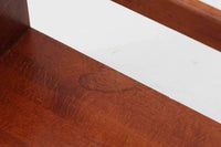 デンマークより買い付けたウォールシェルフです。シンプルなデザインで飾り付ける事でまた違った雰囲気を見せてくれます