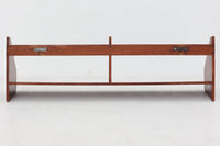 デンマークより買い付けたウォールシェルフです。シンプルなデザインで飾り付ける事でまた違った雰囲気を見せてくれます