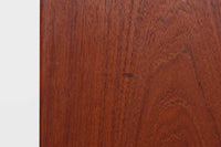 「カイ・クリスチャンセン」デザインのシンプルなローボードです。造りも良く、綺麗なチーク材が使用されており、暖かみのある雰囲気です。蛇腹扉の希少なモデルです。