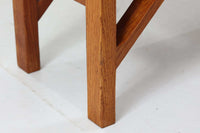 Borgemogensen(ボーエ・モーエンセン)によってデザインされたブックシェルフです。一見シンプルなフォルムですが、脚部がデザインポイントになっています。良質なオーク材が使用されており、FDB社によって細かい所まで丁寧に作成されています。使い勝手の良いサイズだと思います。