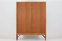 Borgemogensen(ボーエ・モーエンセン)によってデザインされたブックシェルフです。一見シンプルなフォルムですが、脚部がデザインポイントになっています。良質なオーク材が使用されており、FDB社によって細かい所まで丁寧に作成されています。使い勝手の良いサイズだと思います。