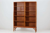 Borgemogensen(ボーエ・モーエンセン)によってデザインされたブックシェルフです。一見シンプルなフォルムですが、脚部がデザインポイントになっています。良質なオーク材が使用されており、FDB社によって細かい所まで丁寧に作成されています。使い勝手の良いサイズだと思います。