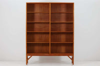 Borgemogensen(ボーエ・モーエンセン)によってデザインされたブックシェルフです。一見シンプルなフォルムですが、脚部がデザインポイントになっています。良質なオーク材が使用されており、FDB社によって細かい所まで丁寧に作成されています。使い勝手の良いサイズだと思います。