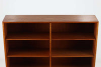 Borgemogensen(ボーエ・モーエンセン)によってデザインされたブックシェルフです。一見シンプルなフォルムですが、脚部がデザインポイントになっています。良質なオーク材が使用されており、FDB社によって細かい所まで丁寧に作成されています。使い勝手の良いサイズだと思います。