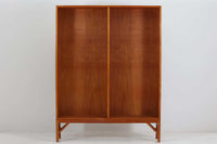 Borgemogensen(ボーエ・モーエンセン)によってデザインされたブックシェルフです。一見シンプルなフォルムですが、脚部がデザインポイントになっています。良質なオーク材が使用されており、FDB社によって細かい所まで丁寧に作成されています。使い勝手の良いサイズだと思います。