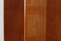 Borgemogensen(ボーエ・モーエンセン)によってデザインされたブックシェルフです。一見シンプルなフォルムですが、脚部がデザインポイントになっています。良質なオーク材が使用されており、FDB社によって細かい所まで丁寧に作成されています。使い勝手の良いサイズだと思います。