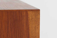 Borgemogensen(ボーエ・モーエンセン)によってデザインされたブックシェルフです。一見シンプルなフォルムですが、脚部がデザインポイントになっています。良質なオーク材が使用されており、FDB社によって細かい所まで丁寧に作成されています。使い勝手の良いサイズだと思います。