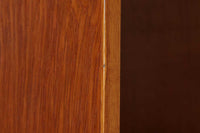 Borgemogensen(ボーエ・モーエンセン)によってデザインされたブックシェルフです。一見シンプルなフォルムですが、脚部がデザインポイントになっています。良質なオーク材が使用されており、FDB社によって細かい所まで丁寧に作成されています。使い勝手の良いサイズだと思います。