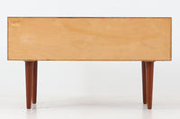 カイ・クリスチャンセン"デザインのチェストです。綺麗な木目のチーク材の木肌が魅力的です。取っ手が特徴的なデザインです。元々は天板に回転板が付属しているモデルで、奥行きが大きく、低めの高さでテレビボードとして使用されていた様です。