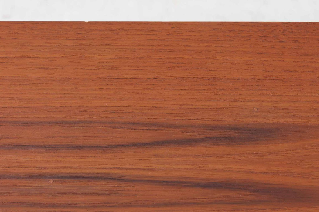 カイ・クリスチャンセン"デザインのチェストです。綺麗な木目のチーク材の木肌が魅力的です。取っ手が特徴的なデザインです。元々は天板に回転板が付属しているモデルで、奥行きが大きく、低めの高さでテレビボードとして使用されていた様です。