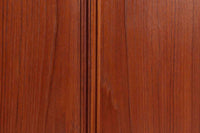 こちらは、カイ・クリスチャンセンによる小ぶりなローボードです。シンプルなデザインが特徴的で、ミニマリストなインテリアに調和します。本体には上質なチーク材が使用されており、美しい木目が目を引きます。北欧家具らしい蛇腹式扉が採用されており、開けた際にスペースを取らず、スマートな印象を与えます。内部にはレコード収納スペースが設けられており、レコードだけでなく書籍、DVDやBlu-rayディスク、ゲームソフト、デジタルメディアプレーヤーやゲームコンソールなど、さまざまなアイテムを収納できます。さらに、ハードウェアやアクセサリー、収納ボックスなどの整理に最適です。