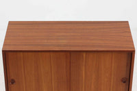 「カイ・クリスチャンセン」デザインのシンプルな定番のローボードです。造りも良く、綺麗なチーク材が使用されており、暖かみのある雰囲気です。今回入荷した物は引き出しの数が6杯と多くございます。