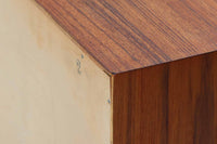 「カイ・クリスチャンセン」デザインのシンプルな定番のローボードです。造りも良く、綺麗なチーク材が使用されており、暖かみのある雰囲気です。今回入荷した物は引き出しの数が6杯と多くございます。