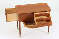 北欧より買い付けました。このソーイングワゴンは、機能性も追求されており、収納スペースや引き出しが豊富に備わっています。ソーイング用具やハンドクラフトアイテムを整理整頓するのに最適で、作業スペースを効果的に確保します。さらに、キャスターホイールが付いているため、移動や配置の変更も簡単に行えます。良質なチーク材が使用されています。