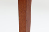 北欧より買い付けました。このソーイングワゴンは、機能性も追求されており、収納スペースや引き出しが豊富に備わっています。ソーイング用具やハンドクラフトアイテムを整理整頓するのに最適で、作業スペースを効果的に確保します。さらに、キャスターホイールが付いているため、移動や配置の変更も簡単に行えます。良質なチーク材が使用されています。