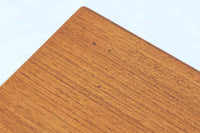 スウェーデンより買い付けたサイドチェストです。お気に入りのソファの横でサイドテーブルとしてはもちろん、電話台やFAX台としてもご使用いただけます。チーク材とビーチ材の色味の違いも素敵です。既製品には無いお洒落なデザインです。