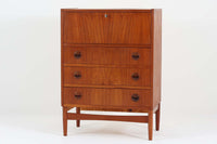 デンマーク製のチェストドレッサーは、初めて見るとシンプルなチェストに見えますが、天板を持ち上げるとドレッサーに変身するフレキシブルなモデルです。引き出しの配置や取っ手のデザインは、北欧家具らしい機能性と美しさの融合を象徴しています。広々とした収納スペースは、日常の整理整頓を楽しくサポートしてくれることでしょう。