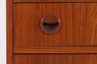 デンマーク製のチェストドレッサーは、初めて見るとシンプルなチェストに見えますが、天板を持ち上げるとドレッサーに変身するフレキシブルなモデルです。引き出しの配置や取っ手のデザインは、北欧家具らしい機能性と美しさの融合を象徴しています。広々とした収納スペースは、日常の整理整頓を楽しくサポートしてくれることでしょう。