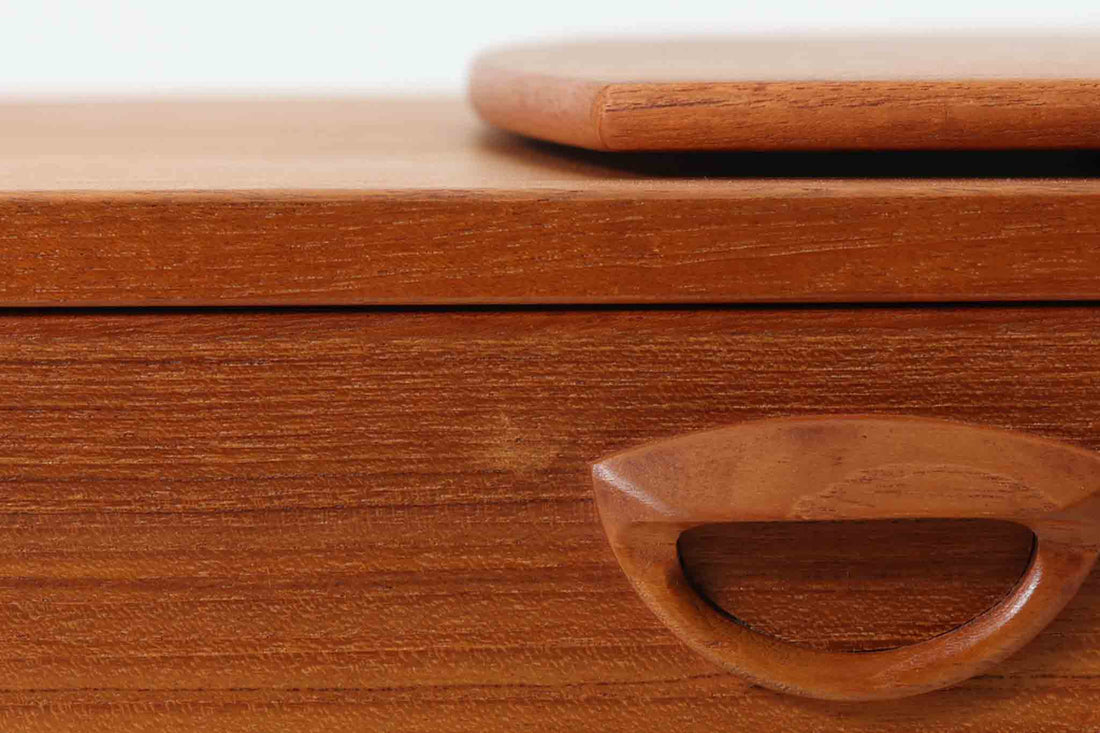 カイ・クリスチャンセン"デザインのチェストです。綺麗な木目のチーク材の木肌が魅力的です。取っ手が特徴的なデザインです。回転板が付属しており、奥行きが大きく、低めの高さでテレビボードとしてもお使い頂けます。