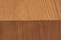 カイ・クリスチャンセン"デザインのチェストです。綺麗な木目のチーク材の木肌が魅力的です。取っ手が特徴的なデザインです。回転板が付属しており、奥行きが大きく、低めの高さでテレビボードとしてもお使い頂けます。