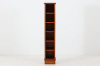 北欧より買い付けたシェルフです。天板と側面と脚はチーク無垢材が使用されており、脚のほぞ組みが特徴的なデザインです。小物を飾ることはもちろん、文庫本サイズであれば収納出来ますので、小ぶりな本棚としてもご使用いただけます。