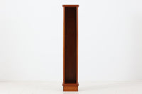 北欧より買い付けたシェルフです。天板と側面と脚はチーク無垢材が使用されており、脚のほぞ組みが特徴的なデザインです。小物を飾ることはもちろん、文庫本サイズであれば収納出来ますので、小ぶりな本棚としてもご使用いただけます。