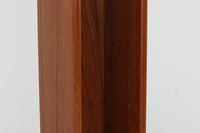 北欧より買い付けたシェルフです。天板と側面と脚はチーク無垢材が使用されており、脚のほぞ組みが特徴的なデザインです。小物を飾ることはもちろん、文庫本サイズであれば収納出来ますので、小ぶりな本棚としてもご使用いただけます。