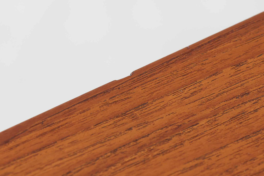 デンマークより買い付けました。チーク材の綺麗な木目が味わえるセンターテーブルです。デザイナーは分かりませんが、脚部や天板縁などクオリティーの高い作品。拡張棚も付属しており使い勝手も良好です。
