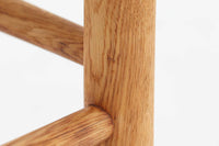 J39は1956年にデザインされ、そのシンプルで頑丈なデザインで広く知られ、「The People's Chair(人々の椅子)」としても呼ばれています。現在はFredericia社から販売されていますが、こちらは初期のFDB mobler社製のものです。経年変化により色味が変わったオーク材が魅力的です。ペーパーコードを剥がさないと見えませんが、製造年が記載されたFDB社の刻印があります。