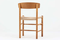 J39は1956年にデザインされ、そのシンプルで頑丈なデザインで広く知られ、「The People's Chair(人々の椅子)」としても呼ばれています。現在はFredericia社から販売されていますが、こちらは初期のFDB mobler社製のものです。経年変化により色味が変わったオーク材が魅力的です。ペーパーコードを剥がさないと見えませんが、製造年が記載されたFDB社の刻印があります。