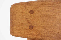 J39は1956年にデザインされ、そのシンプルで頑丈なデザインで広く知られ、「The People's Chair(人々の椅子)」としても呼ばれています。現在はFredericia社から販売されていますが、こちらは初期のFDB mobler社製のものです。経年変化により色味が変わったオーク材が魅力的です。ペーパーコードを剥がさないと見えませんが、製造年が記載されたFDB社の刻印があります。