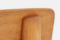 J39は1956年にデザインされ、そのシンプルで頑丈なデザインで広く知られ、「The People's Chair(人々の椅子)」としても呼ばれています。現在はFredericia社から販売されていますが、こちらは初期のFDB mobler社製のものです。経年変化により色味が変わったオーク材が魅力的です。ペーパーコードを剥がさないと見えませんが、製造年が記載されたFDB社の刻印があります。