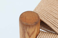 J39は1956年にデザインされ、そのシンプルで頑丈なデザインで広く知られ、「The People's Chair(人々の椅子)」としても呼ばれています。現在はFredericia社から販売されていますが、こちらは初期のFDB mobler社製のものです。経年変化により色味が変わったオーク材が魅力的です。ペーパーコードを剥がさないと見えませんが、製造年が記載されたFDB社の刻印があります。