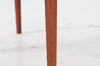 北欧より買い付けたソーイングテーブルです。一見するとスタンダードなサイドテーブルですが、天板内部には細かい物を整理出来る収納スペースがございます。本体には良質なチーク材が使用されており温かみのあるデザインです。