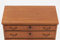 スウェーデンで見つけた4段チェストは、木目の美しさが際立ち、どこか懐かしい雰囲気を漂わせています。細かいディテールにもこだわりがあり、手作りのような味わい深さが感じられます。お部屋においてシンプルでありながらも存在感を放ち、使い勝手も良好です。このチェストは、独自の魅力を持つ一品で、空間に温かみと個性を加えることでしょう。