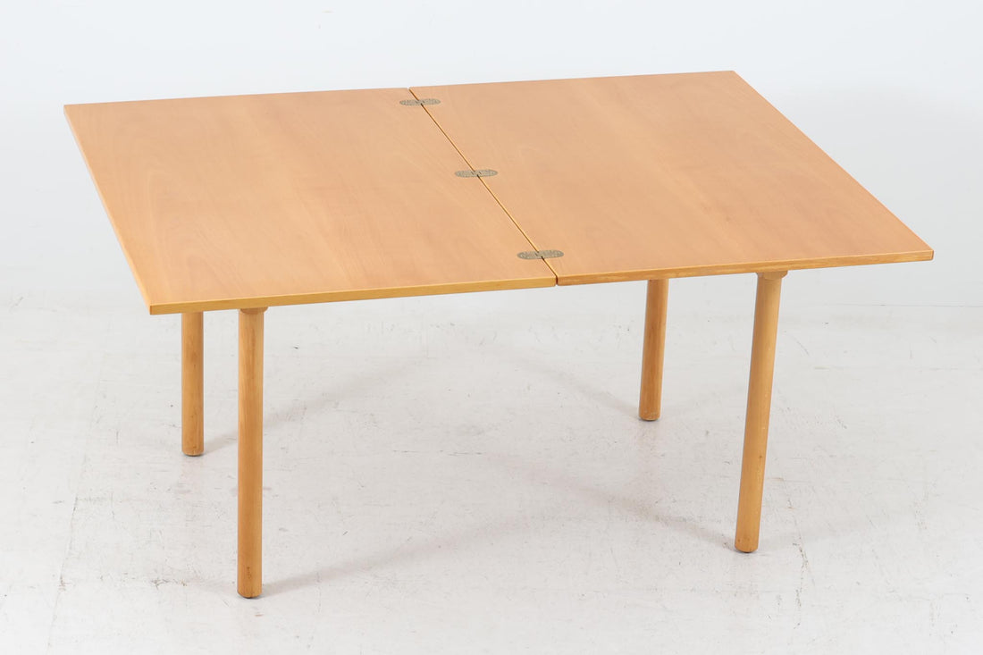 FritzHansen社のセンターテーブルです。用途に合わせて天板を拡張する事ができますので、使い勝手が良さそうです。