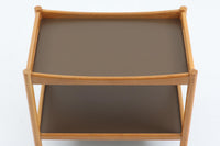 北欧で買い付けた「Hans J. Wegner」によるデザインの"AT45"ワゴンは、木製のフレームと繊細なディテール仕上げが、デンマークデザインの優雅さを引き立て、どんなインテリアにも調和します。使い勝手も抜群で、スムーズに移動できるキャスターが取り付けられており、必要な時に軽々と移動させることができます。天板と棚には水物も使用可能なように、ブラウンのラミネートが施されており、オーク材とのコントラストが美しい色調を生み出しています。このアイテムはデンマークのセレクトショップCentral moblerで販売されていたものです。