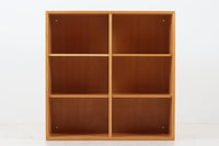 北欧より買い付けたブックシェルフです。小ぶりで使い勝手が良さそうです。良質なビーチ材が使用されており、ナチュラルな色味が特徴的です。