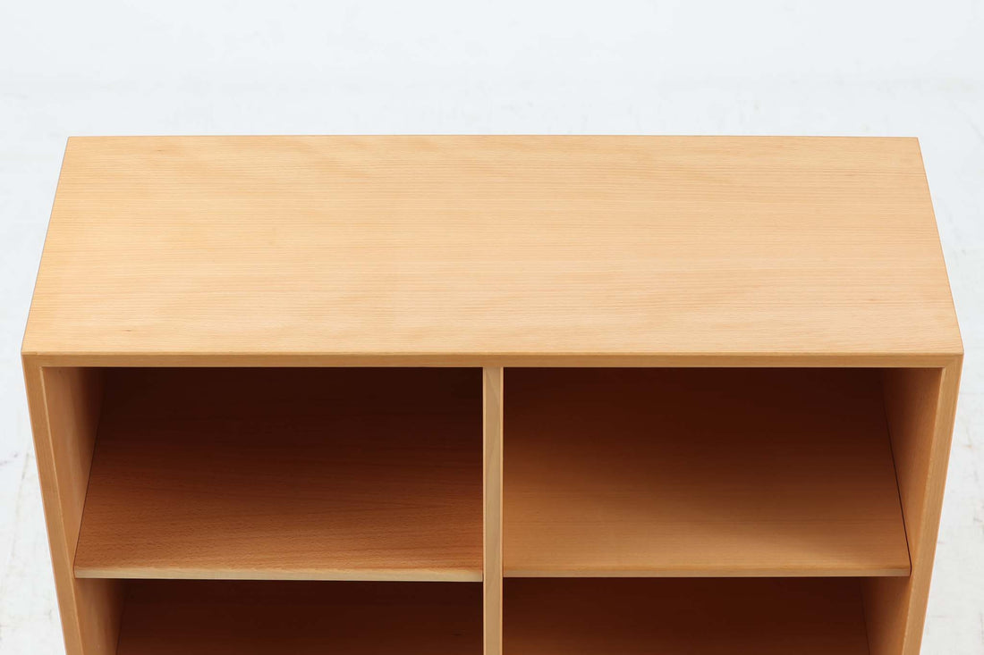 北欧より買い付けたブックシェルフです。小ぶりで使い勝手が良さそうです。良質なビーチ材が使用されており、ナチュラルな色味が特徴的です。