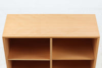 北欧より買い付けたブックシェルフです。小ぶりで使い勝手が良さそうです。良質なビーチ材が使用されており、ナチュラルな色味が特徴的です。