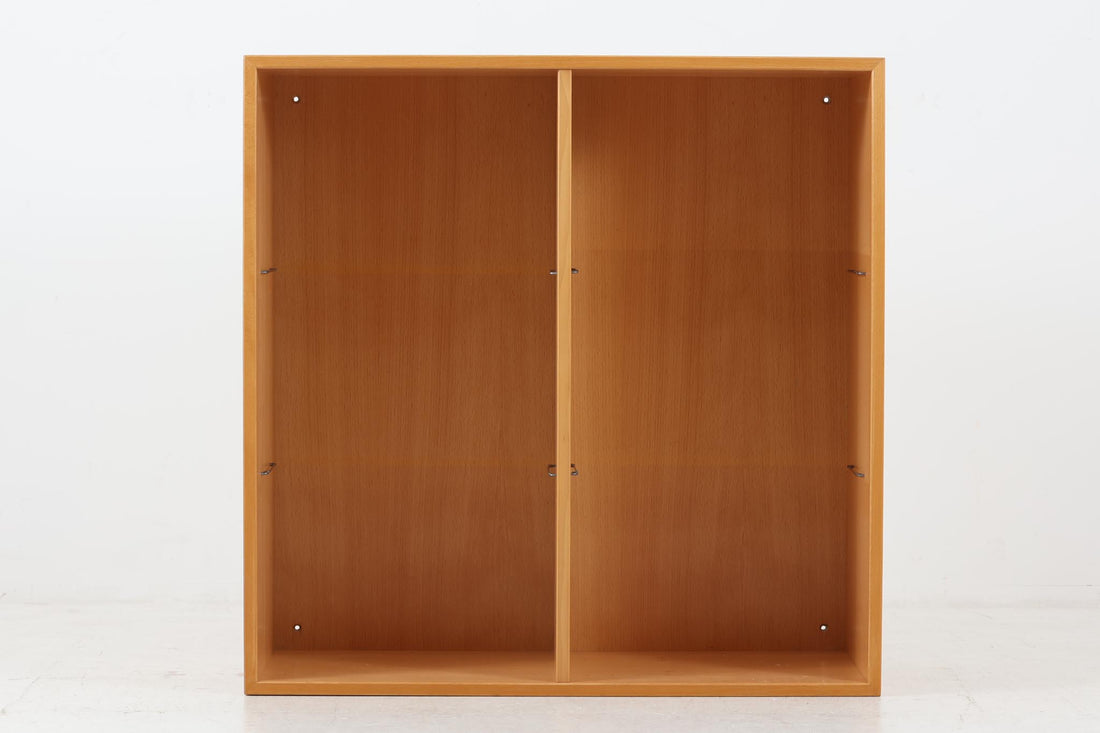 北欧より買い付けたブックシェルフです。小ぶりで使い勝手が良さそうです。良質なビーチ材が使用されており、ナチュラルな色味が特徴的です。