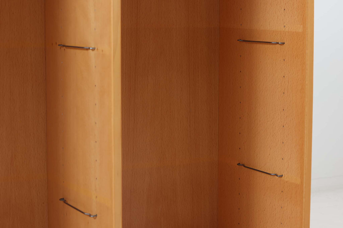 北欧より買い付けたブックシェルフです。小ぶりで使い勝手が良さそうです。良質なビーチ材が使用されており、ナチュラルな色味が特徴的です。