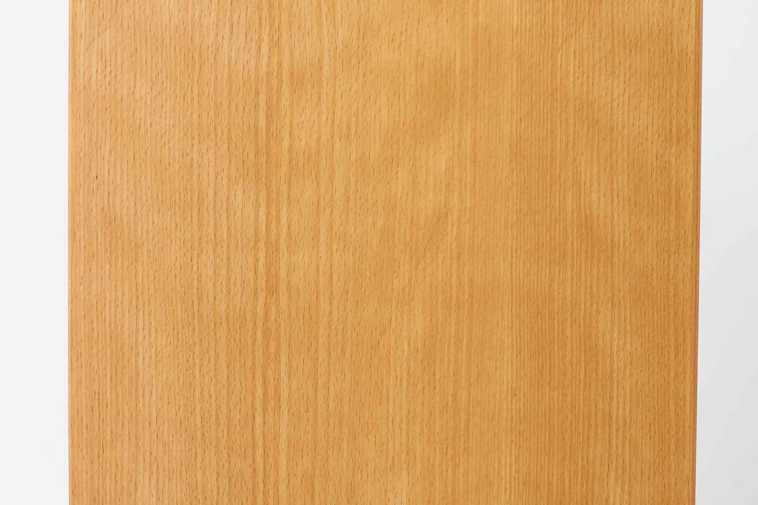 北欧より買い付けたブックシェルフです。小ぶりで使い勝手が良さそうです。良質なビーチ材が使用されており、ナチュラルな色味が特徴的です。