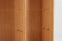 北欧より買い付けたブックシェルフです。上質なビーチ材を用いた素材感が、自然の温かみを演出します。シンプルながらも機能的なデザインは、お部屋を明るく広々とした空間に演出し、大切な書籍や装飾品を美しく収納することができます。