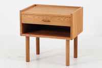 オーク材が使用されたシンプルなベッドサイドテーブルです。"Wegner"によってデザインされ、"RYmobler社"によって製造された当時の物です。引き出し内部に「DANISH」のロゴプレートがあった様ですが、残念ながら取れてしまっています。