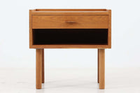 オーク材が使用されたシンプルなベッドサイドテーブルです。"Wegner"によってデザインされ、"RYmobler社"によって製造された当時の物です。引き出し内部に「DANISH」のロゴプレートがあった様ですが、残念ながら取れてしまっています。