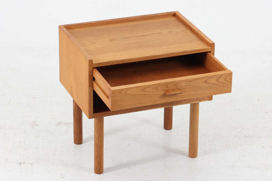 オーク材が使用されたシンプルなベッドサイドテーブルです。"Wegner"によってデザインされ、"RYMobler社"によって製造された当時の物です。引き出し内部に「DANISH」のロゴプレートがあった様ですが、残念ながら取れてしまっています。