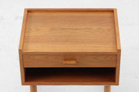 オーク材が使用されたシンプルなベッドサイドテーブルです。"Wegner"によってデザインされ、"RYmobler社"によって製造された当時の物です。引き出し内部に「DANISH」のロゴプレートがあった様ですが、残念ながら取れてしまっています。